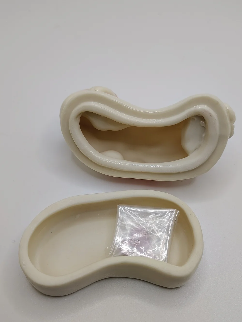 Paris Bottman Ceramic Bunny Trinket Box in Cream and Red Hearts